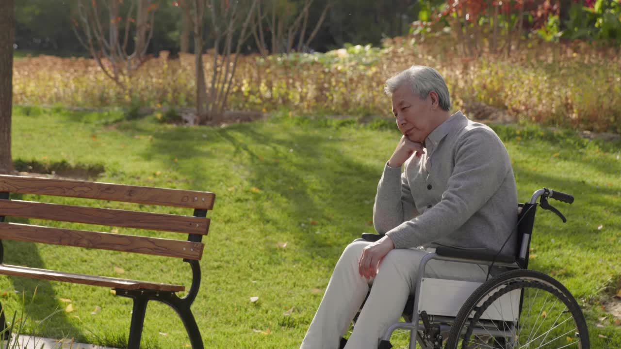 孤独的老人坐在轮椅上，4K视频素材