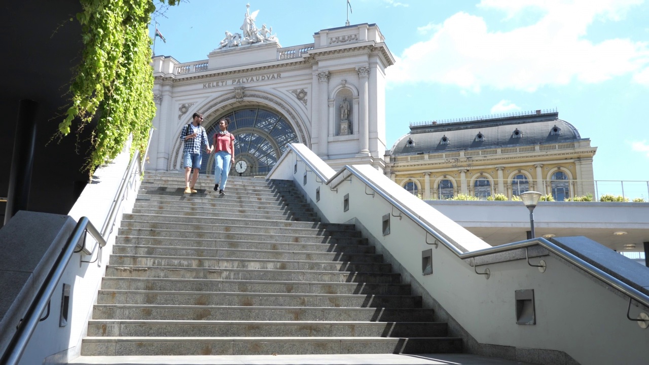 欧洲城市的游客步行前往地铁站视频素材