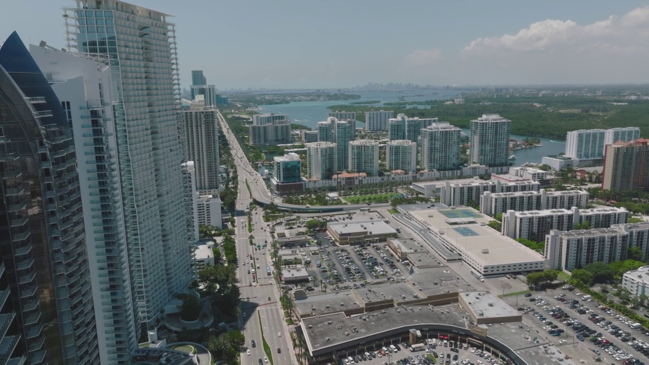 迈阿密海滩上的现代建筑摩天大楼视频素材