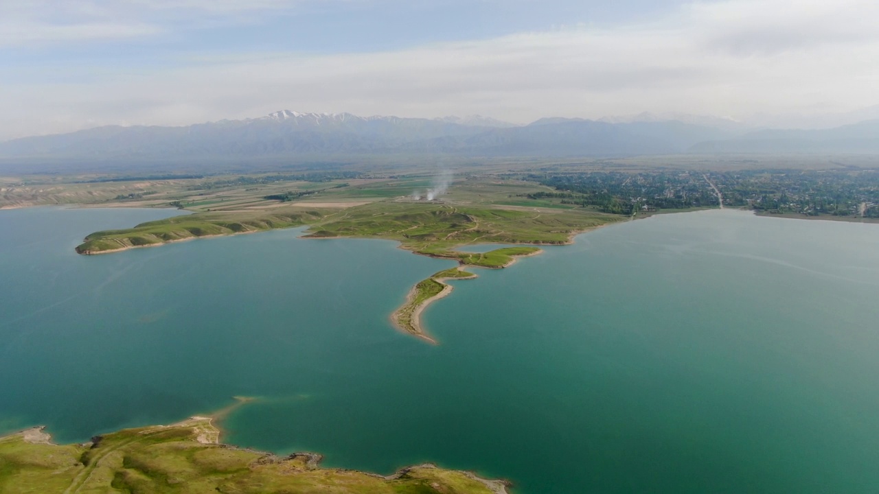以山脉为背景的淡水水库的鸟瞰图视频下载