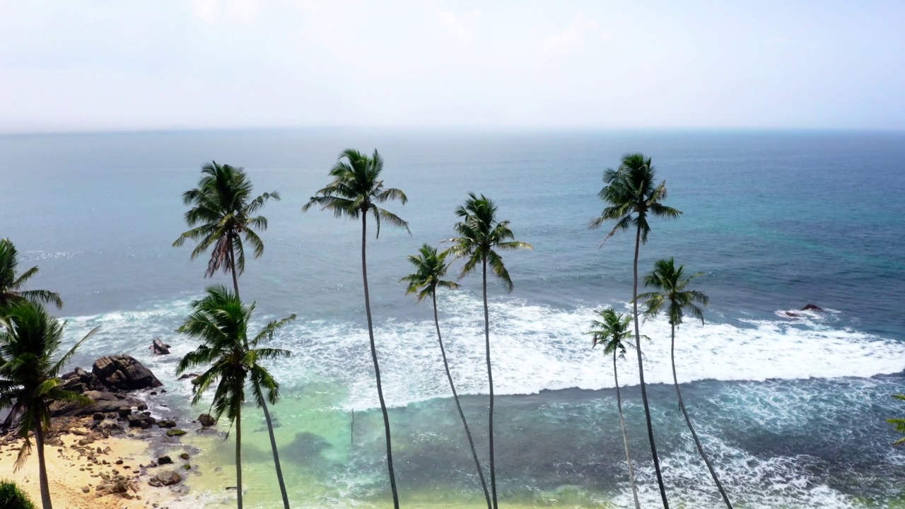 在斯里兰卡加勒区乌纳瓦图纳，达拉维拉海滩，印度洋海浪飞行无人机美丽的自然地标4K视频。异国情调的亚洲国家和世界各地的旅游理念视频下载