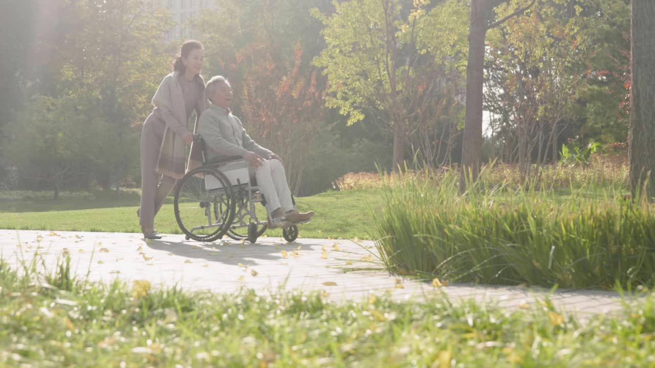 高龄妇女，丈夫坐轮椅，4K视频素材