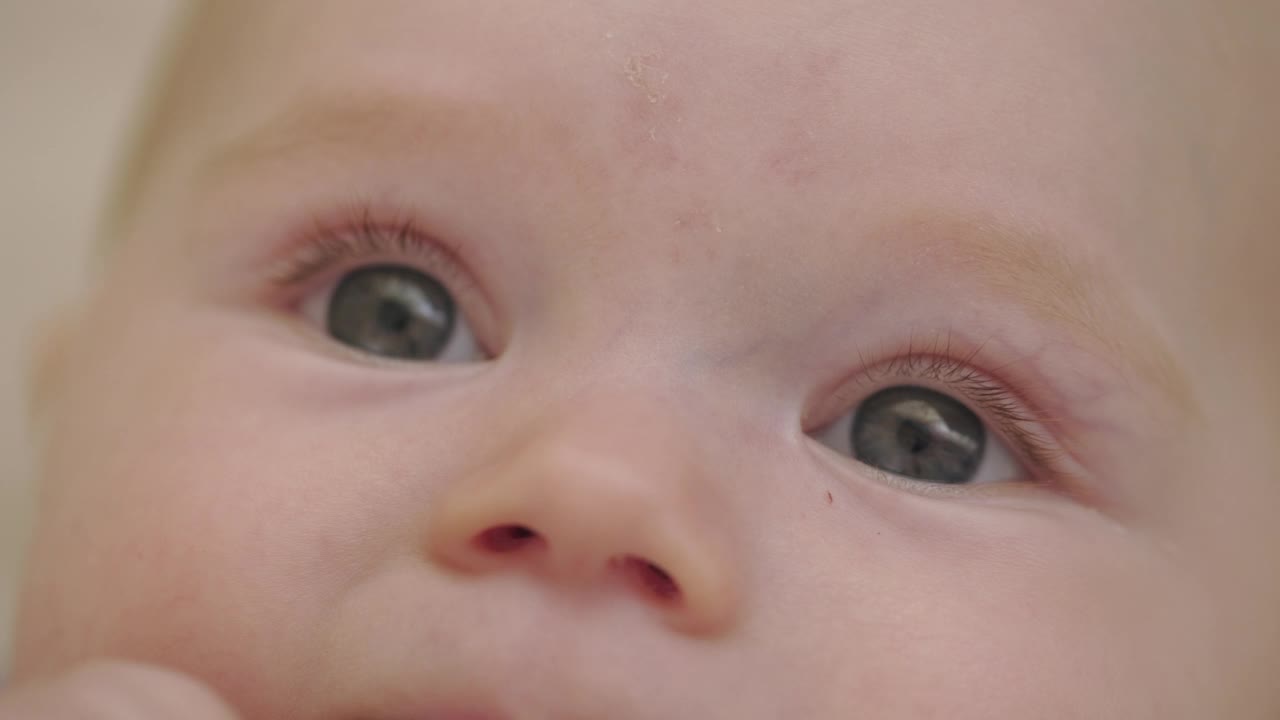 婴儿的眼睛和脸的特写视频素材