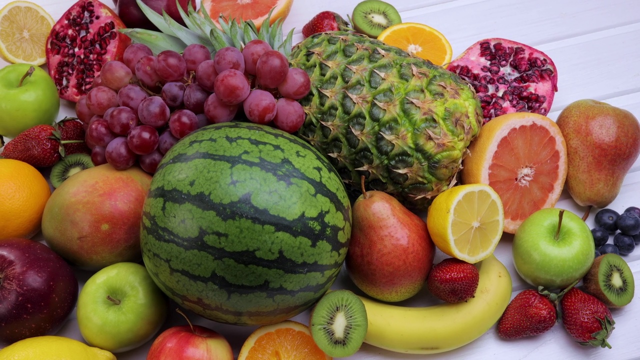 健康饮食的各种新鲜水果视频素材