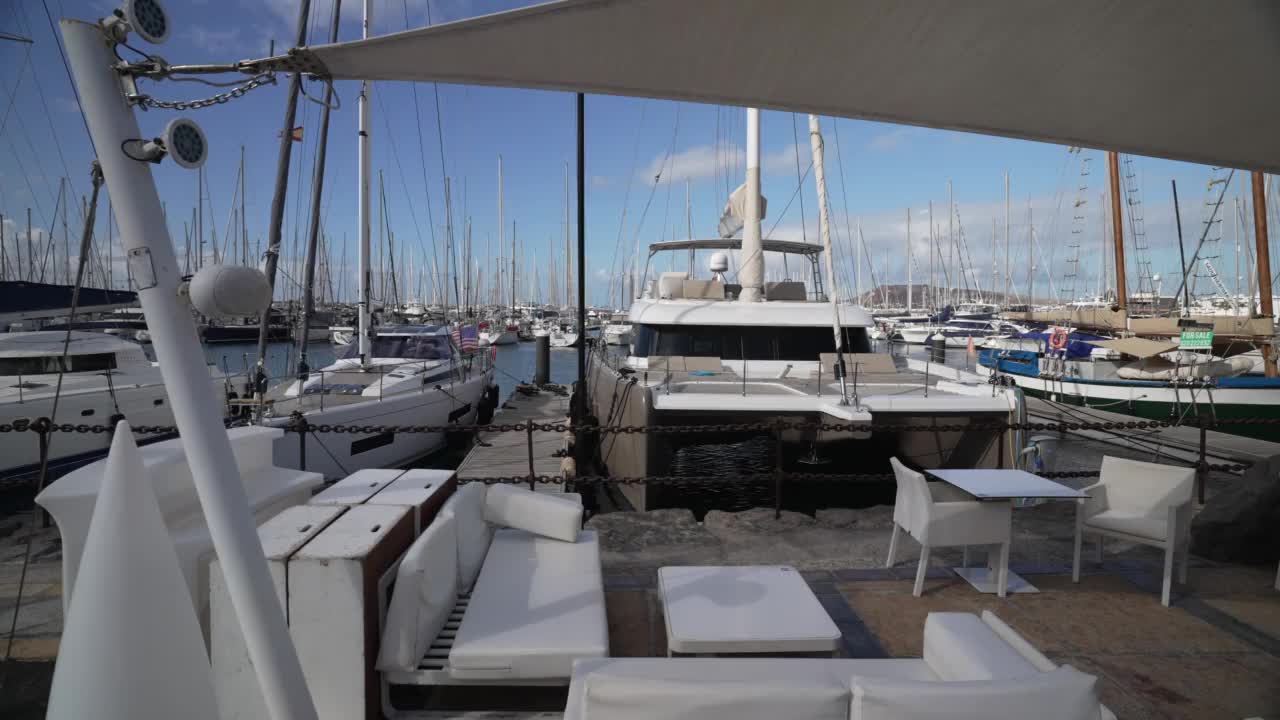 咖啡馆和船在卢比孔河码头，普拉亚布兰卡，兰萨罗特，加那利群岛，西班牙，大西洋，欧洲视频下载