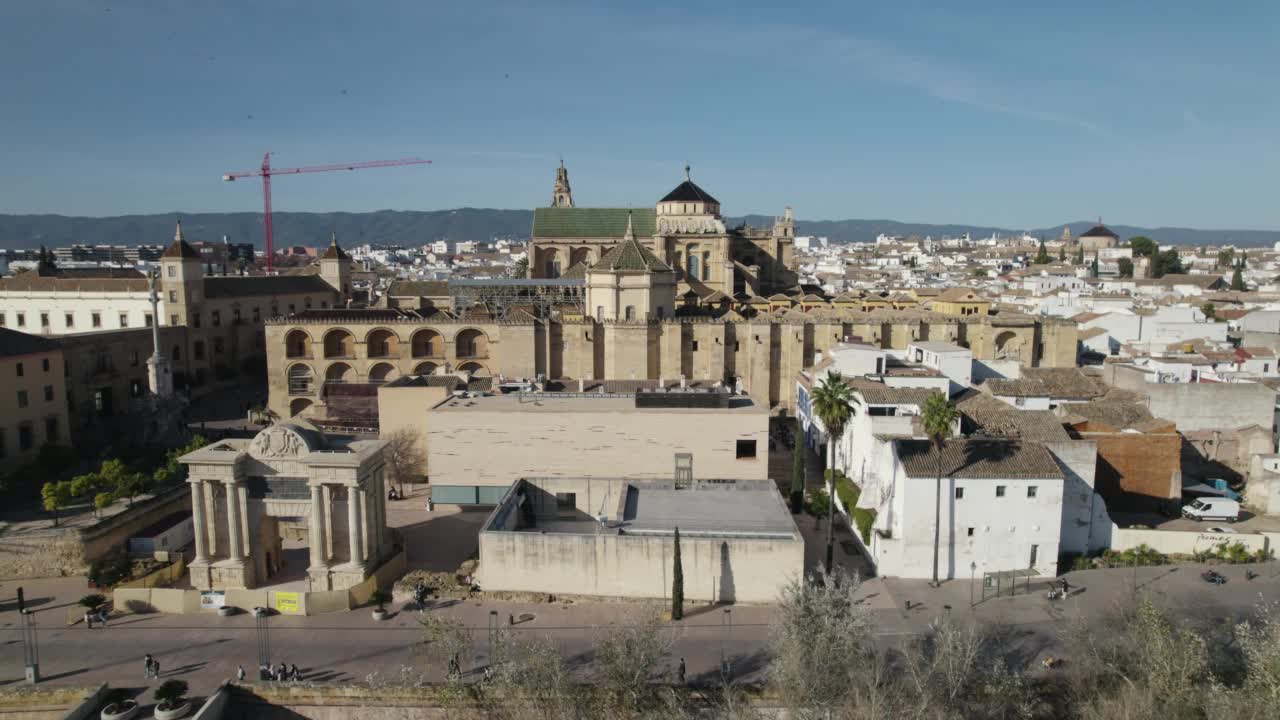 建筑风格独特的科尔多瓦清真寺大教堂的鸟瞰图视频下载