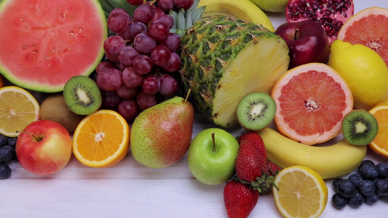 白色餐桌上搭配新鲜水果健康饮食视频素材
