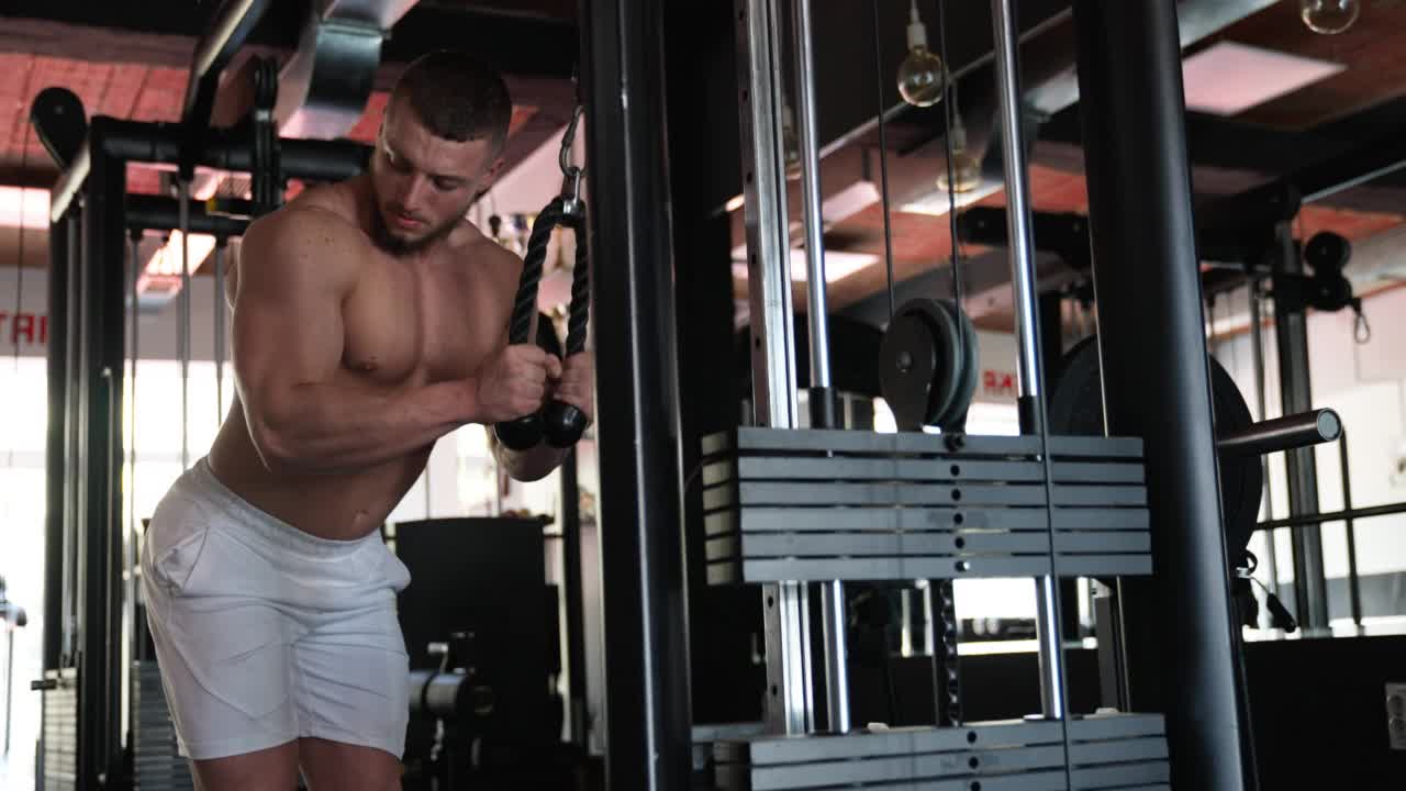 男子在健身房锻炼视频素材