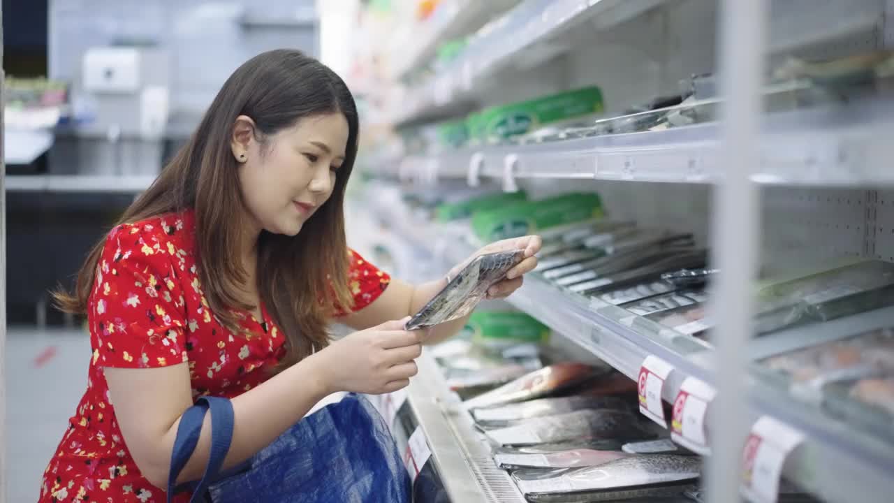 亚洲妇女在超市买冷冻食品视频素材