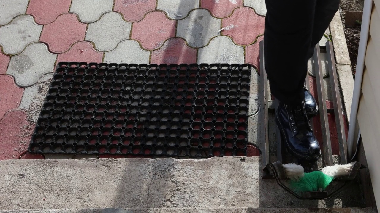 乡村门廊前用鞋刷刮靴器。视频下载