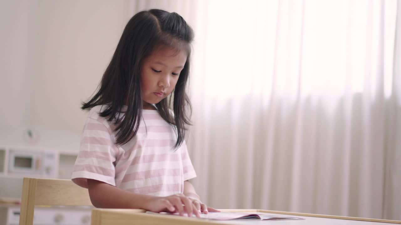 小女孩读书读书一个家视频素材