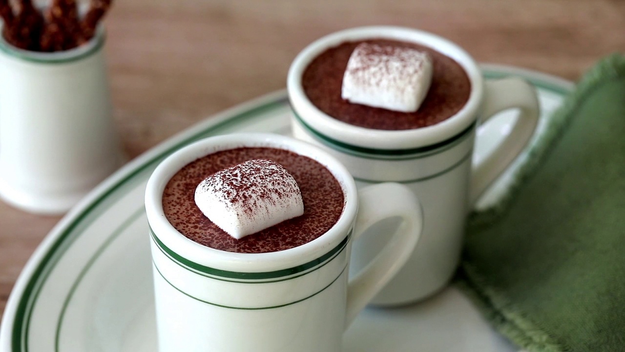 加了棉花糖和粉末的热巧克力视频下载