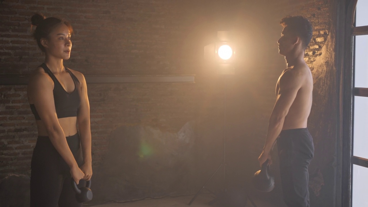 健身男和健身女在废弃的仓库里锻炼。视频素材