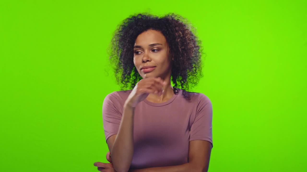 年轻的非洲裔美国女性跳舞，表现出不同的情绪视频素材