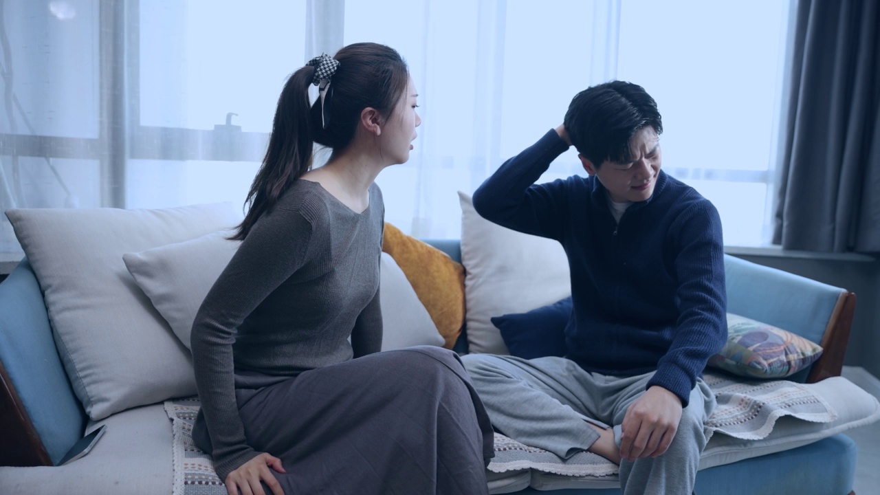 亚洲夫妇在家里吵架视频下载