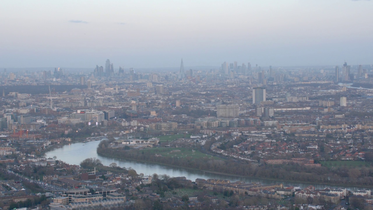 泰晤士河的鸟瞰图在伦敦，英国。4 k视频下载