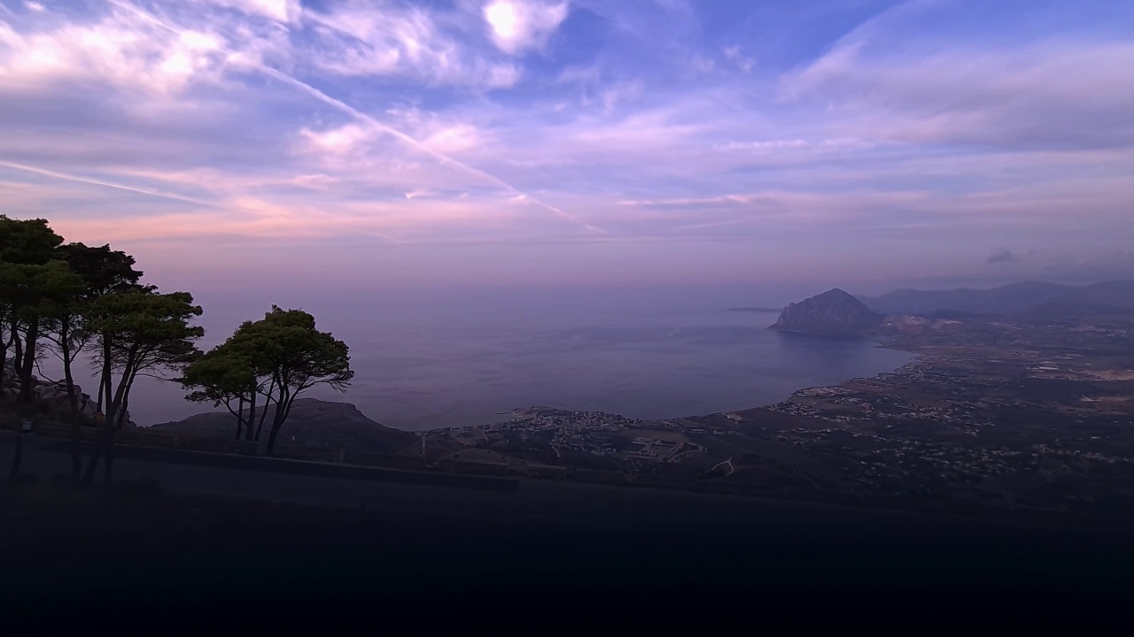 从埃里斯山日落时在意大利西西里岛的科法诺山和海湾的宽阔全景静态视图视频素材
