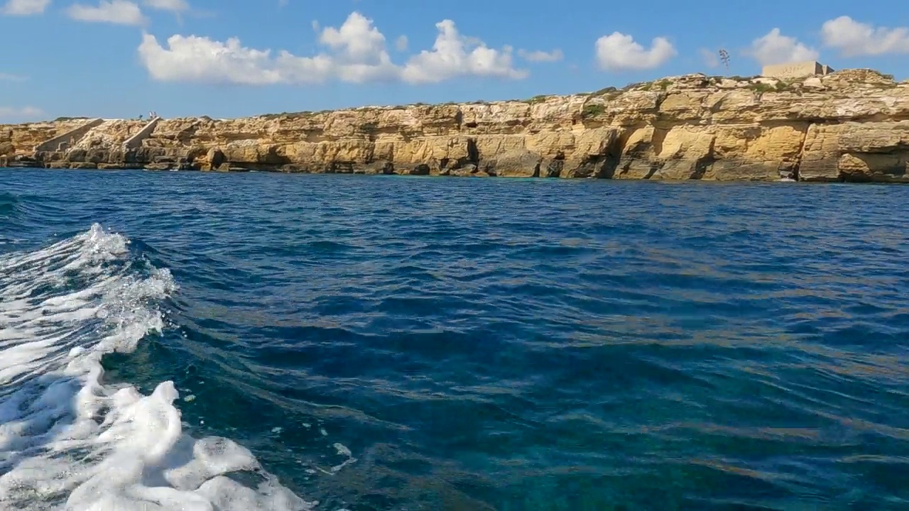 在意大利西西里岛的费维纳岛海岸线上，从帆船上看到的极低角度的海平面视图视频素材