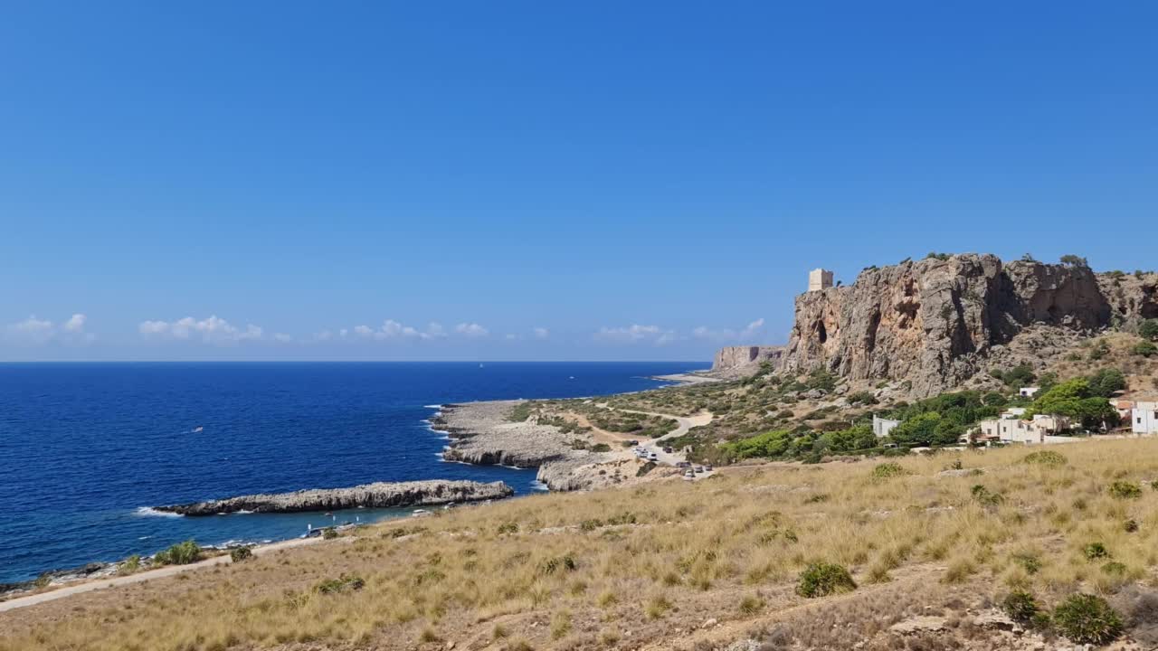 意大利南部西西里岛，巴亚圣玛格丽塔和托雷伊苏利达中世纪瞭望塔的淘金视频素材