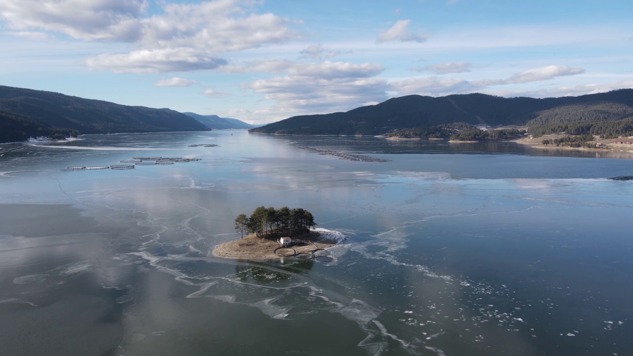 保加利亚dospit水库被冰覆盖的空中冬季视图视频素材