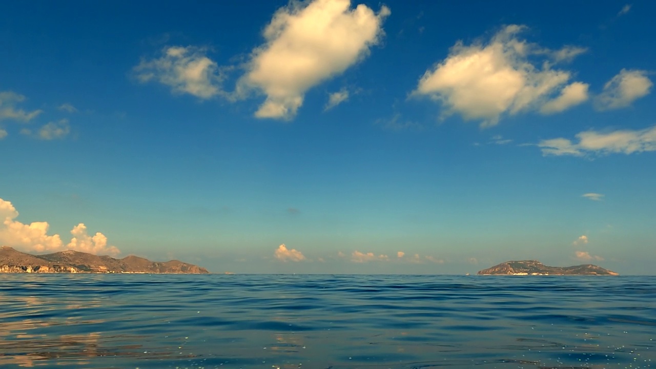 在意大利西西里岛的费维纳岛，从帆船上以极低的角度观看浪花和泡沫。慢动作视频素材