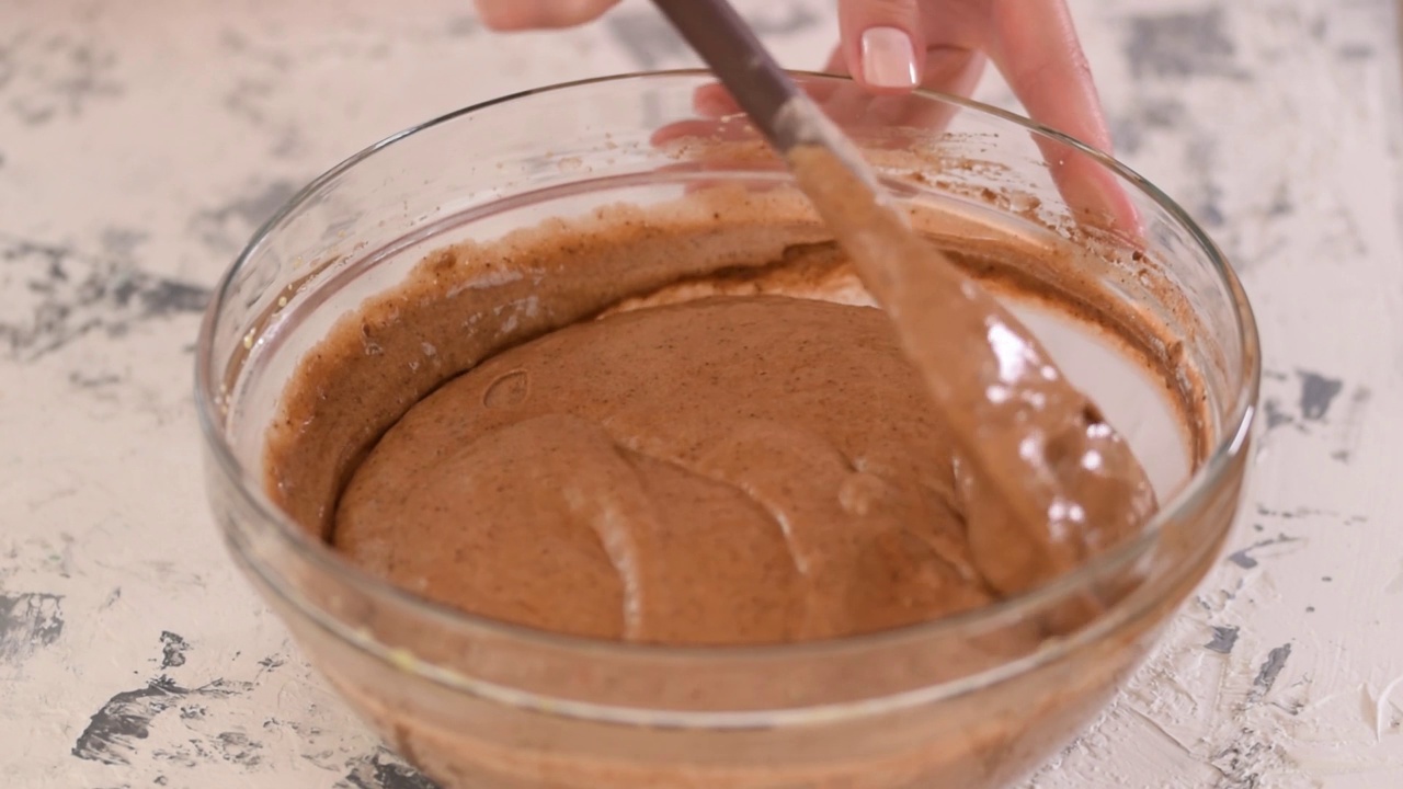 在碗里搅拌做巧克力蛋糕的面团。视频下载