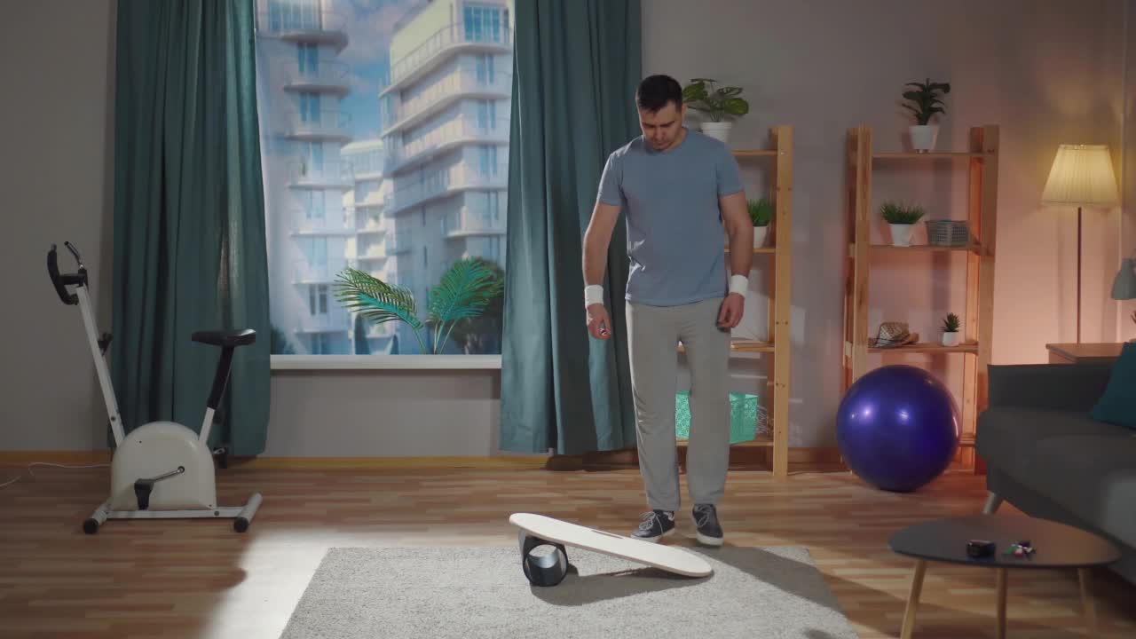 一个人在家在平衡板上训练视频下载