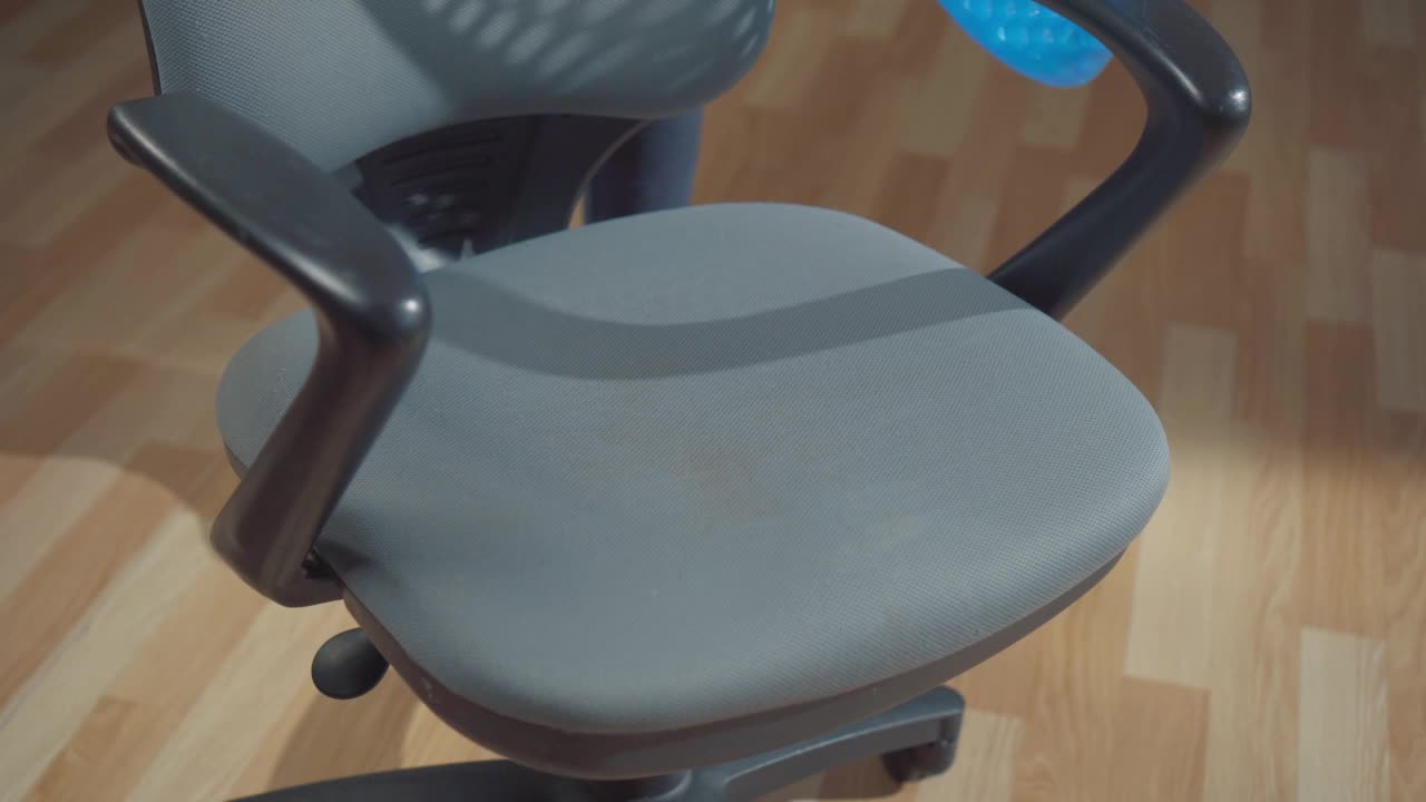 女办公室职员把一个坐垫靠枕放在办公椅上视频下载