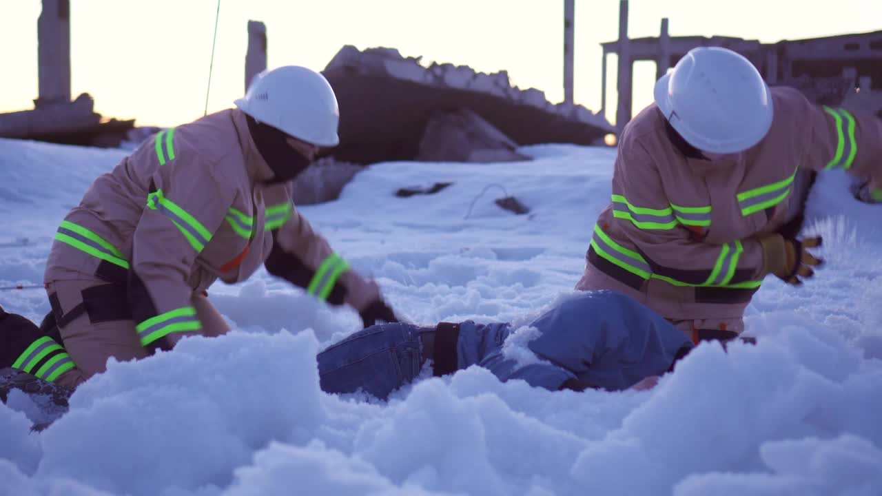 救援人员在雪崩后发现了一名受害者视频下载
