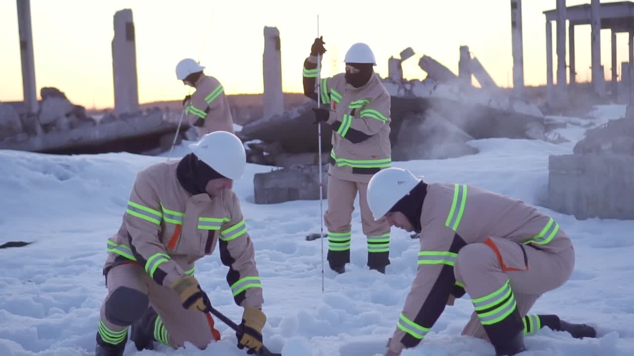 从雪崩中营救，志愿者挖雪寻找自然灾害的受害者在冬天缓慢mo视频下载