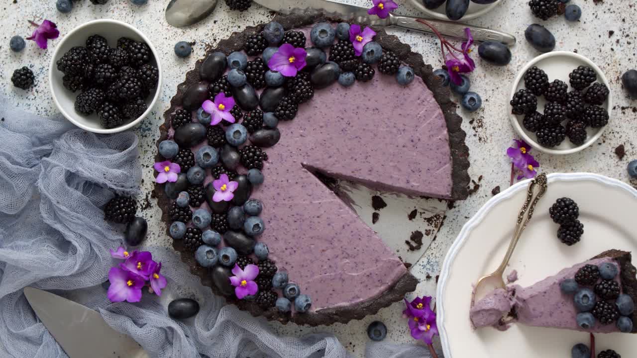 盘子里有自制的美味蓝莓、黑莓和葡萄馅饼或挞视频素材
