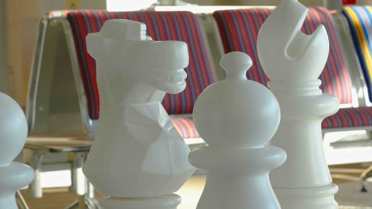 爱沙尼亚棋盘上巨大的白色棋子视频下载
