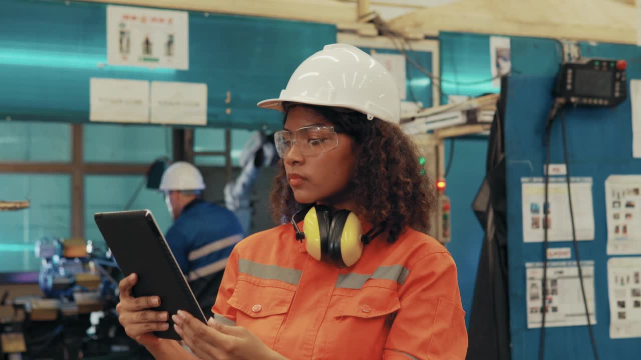 一位女工程师的肖像正在工厂里微笑。视频素材