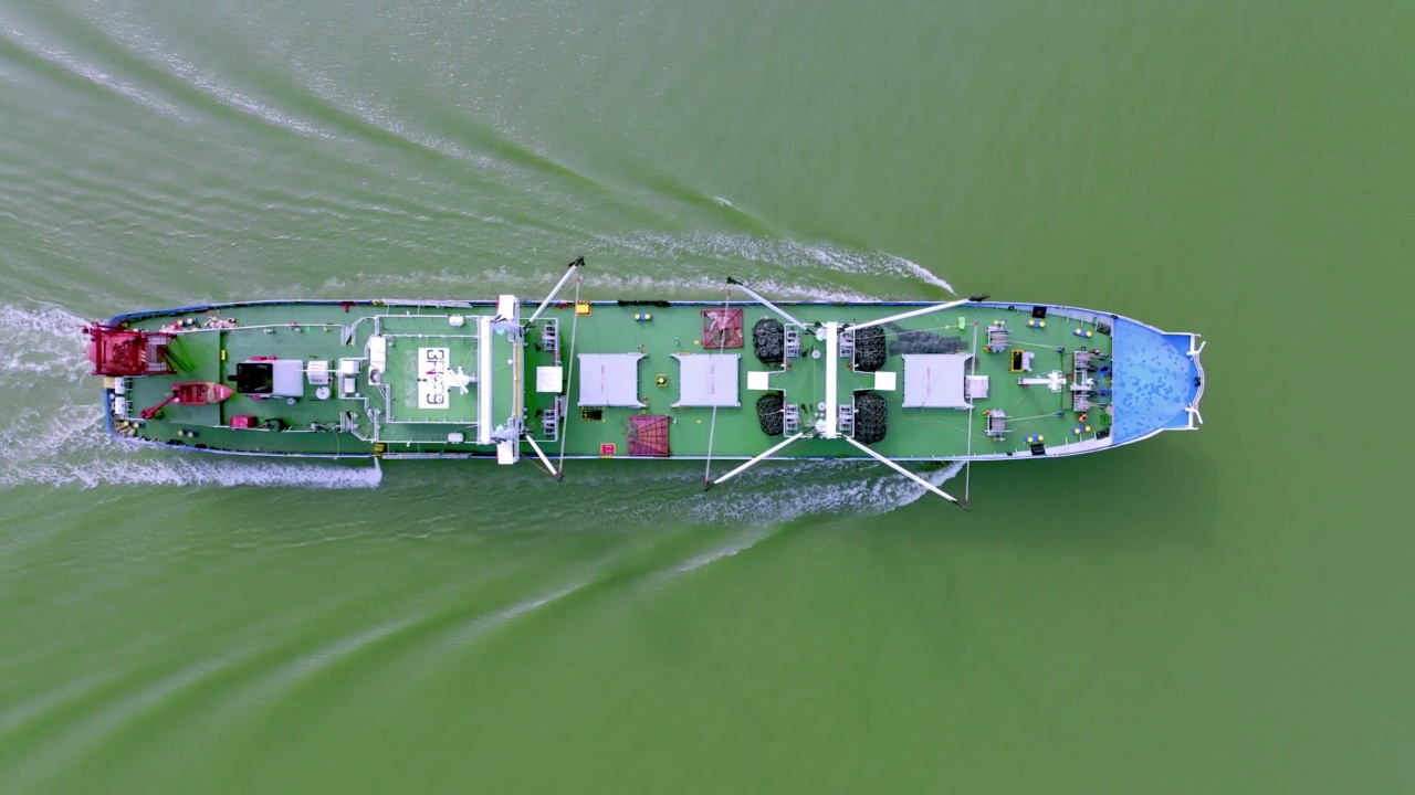 在潮汐海水上运行的散货船，鸟瞰图视频素材
