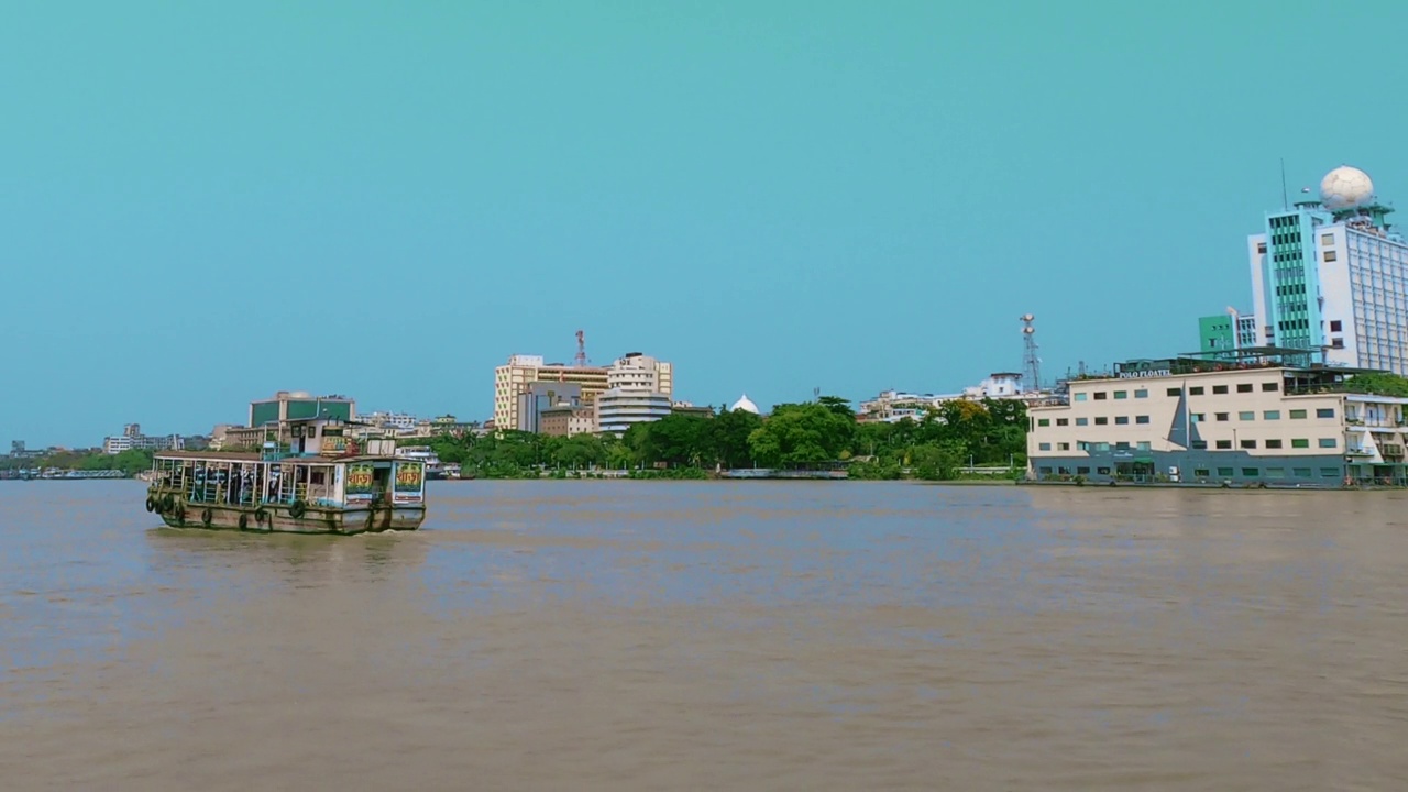 城市河流景观景观。美丽的滨江城市。印度西孟加拉邦加尔各答视频素材