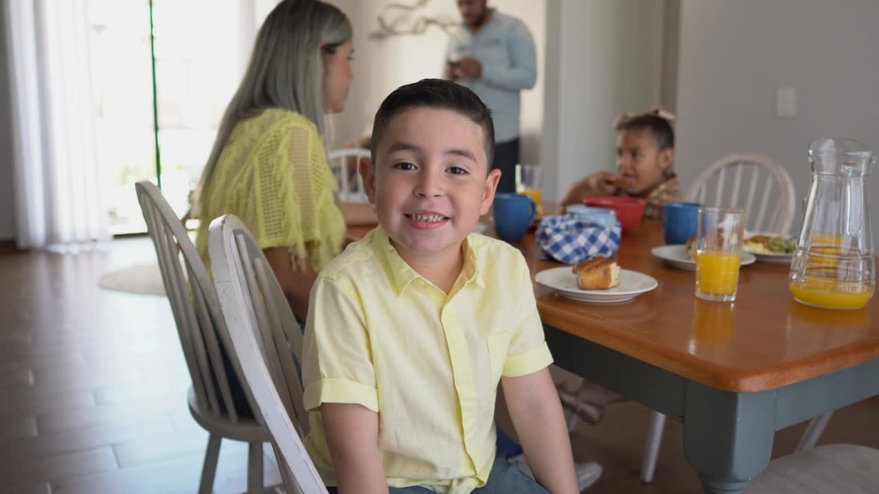 一个可爱的男孩在家吃早餐的肖像视频下载