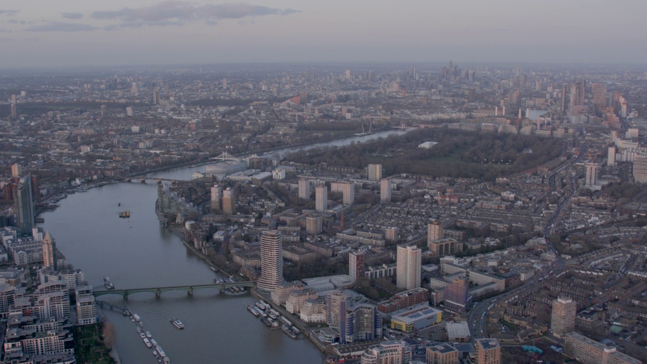 泰晤士河和巴特西在伦敦西部的鸟瞰图，英国，与伦敦中部在黄昏的距离。4 k视频下载