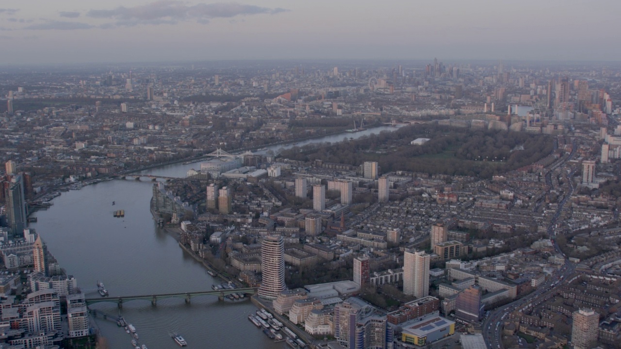 泰晤士河在西伦敦，英国，与中央伦敦的距离的鸟瞰图视频下载
