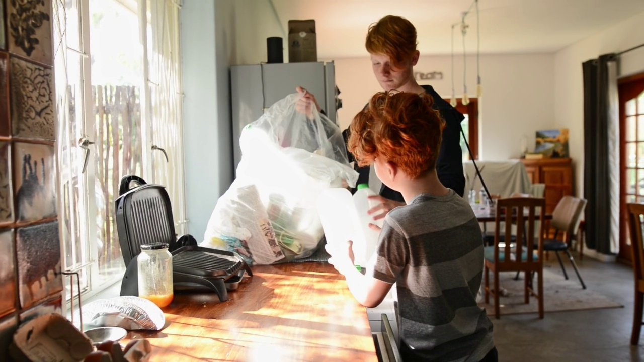 两个小弟弟在厨房里做家里的垃圾回收视频下载