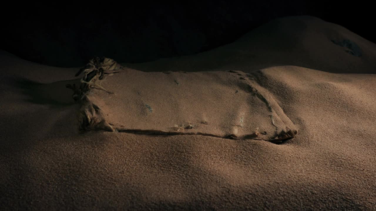 从洞穴里的沙子中捡来的古书视频下载