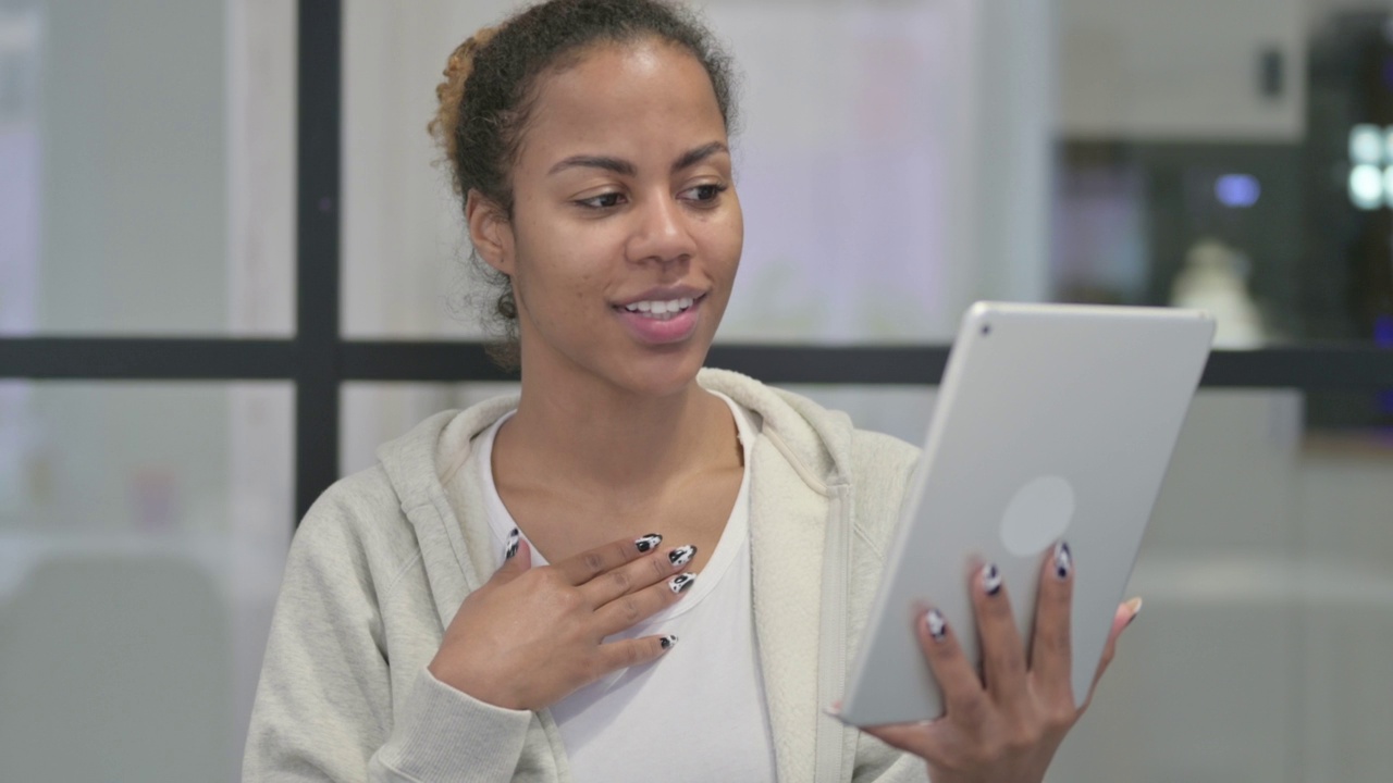 非洲女性在办公室用平板电脑进行视频聊天视频素材