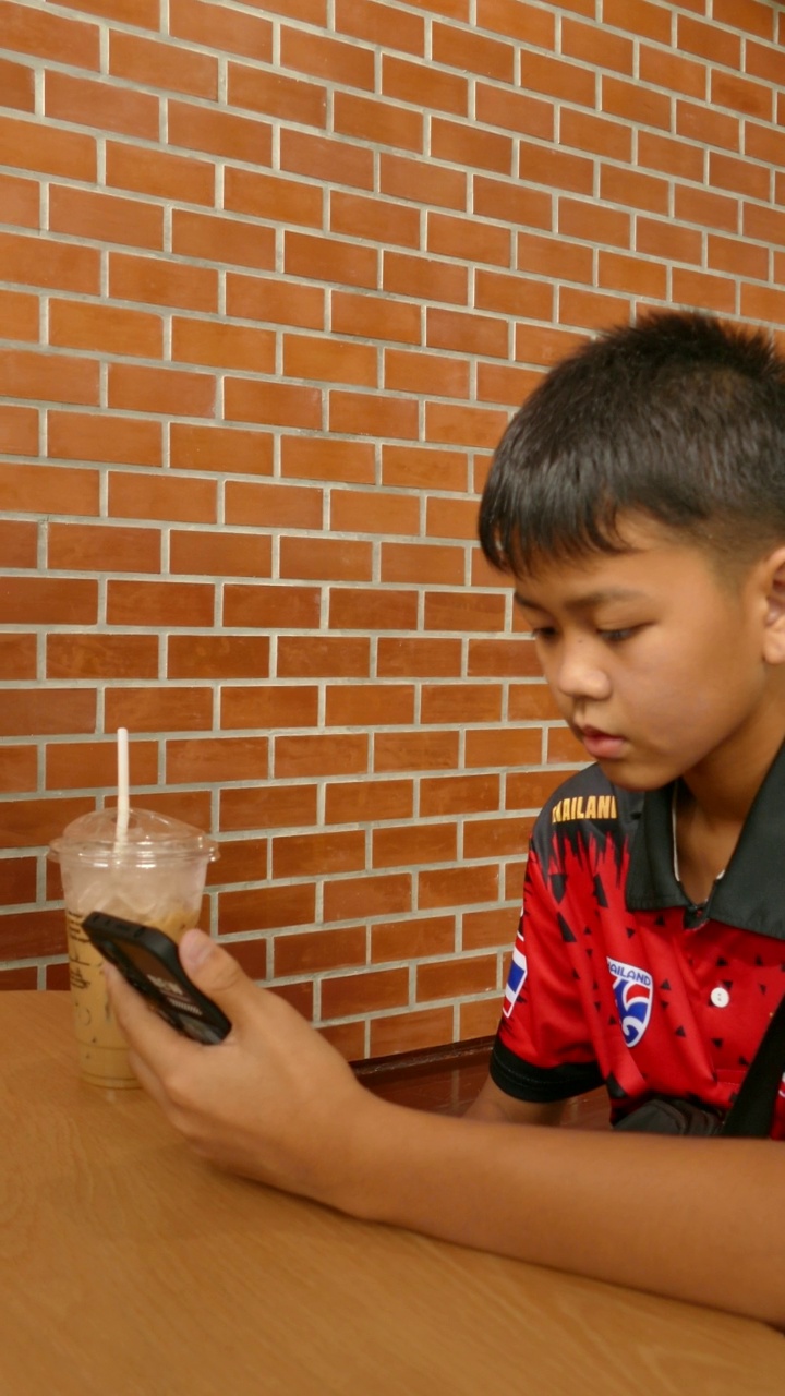 使用手机的少年(14 ~ 15岁)。视频素材
