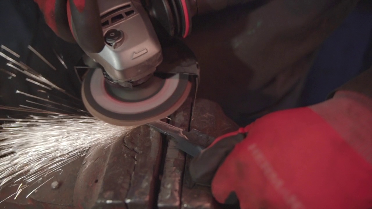 铁匠在铁匠铺打磨金属板。大马士革钢的刀。视频下载