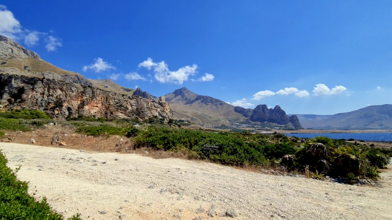 在西西西里岛海岸，靠近圣维托罗卡波的巴亚圣玛格丽塔和周围景观的全景视频素材