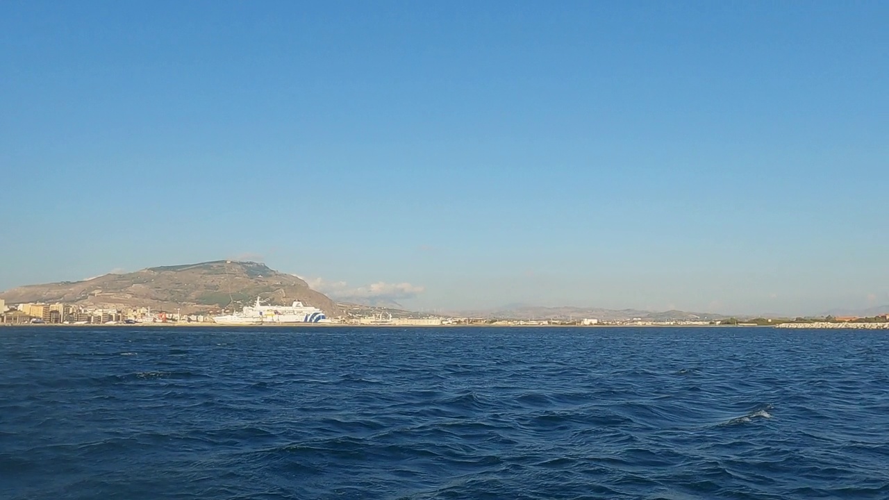 从船上看到的特拉帕尼镇的天际线，意大利。慢动作视频素材