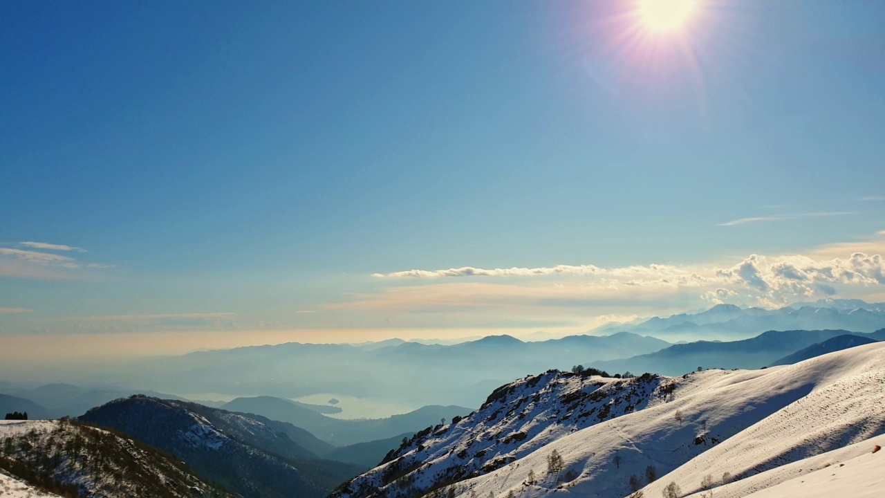 阳光明媚的日子里，意大利阿尔卑斯山脉惊人的淘金视频素材