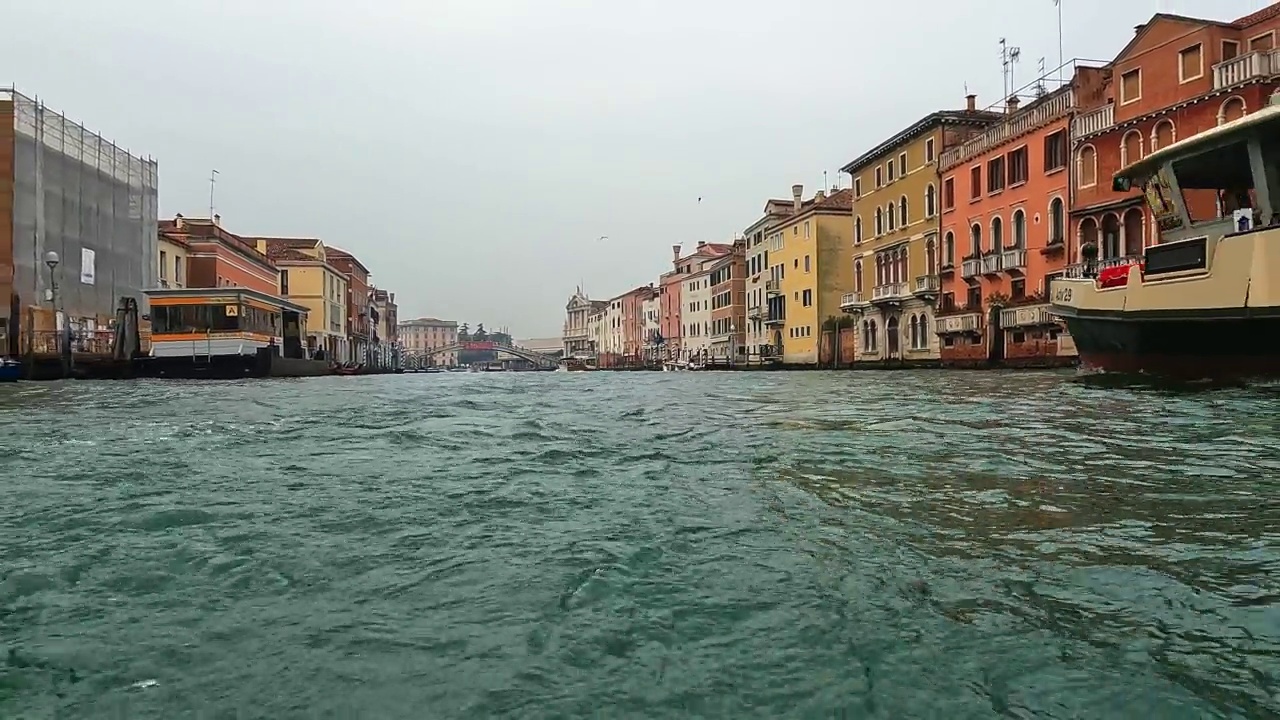 从向后航行的渡船上看到的威尼斯的低角度水面pov，意大利威尼斯视频素材
