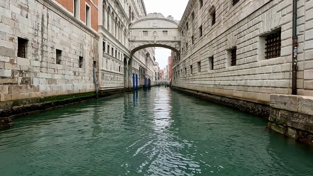 意大利威尼斯的叹息桥的低角度不同寻常的pov视频素材