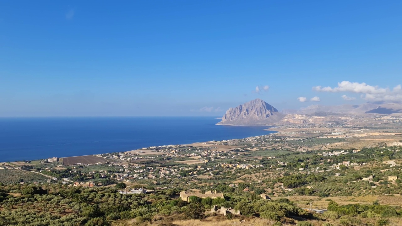 在西西里岛的特拉帕尼省，从Erice视角可以看到科法诺山和海岸线的全景。意大利视频素材