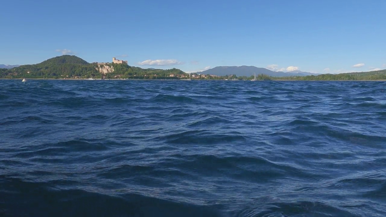 在意大利马乔雷湖上航行的小船的水面低角度视图视频素材